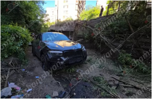 Խոշոր ավտովթար ու առեղծվածային դեպք Երևանի կենտրոնում. վթարված մեքենայի մեջ հայտնաբերվել են կասկածելի փաթեթներ